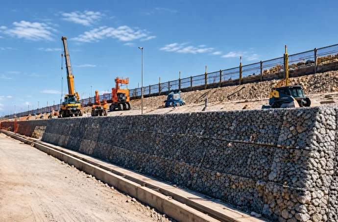 Obra de estabilización de talud con gaviones