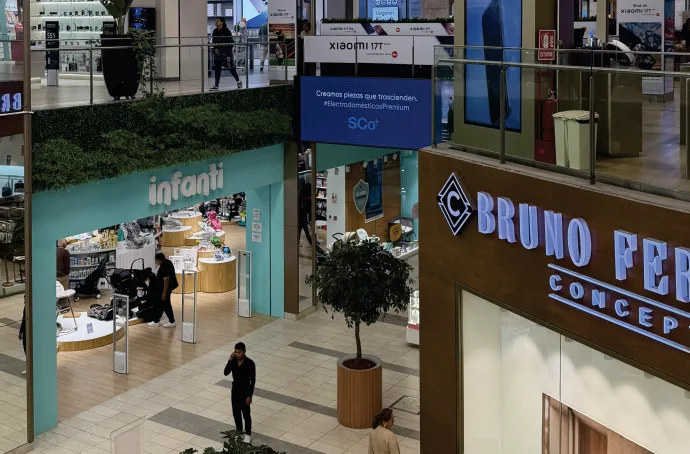 Locales comerciales dentro de centro comercial