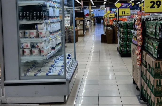 Pasillo de supermercado intervenido