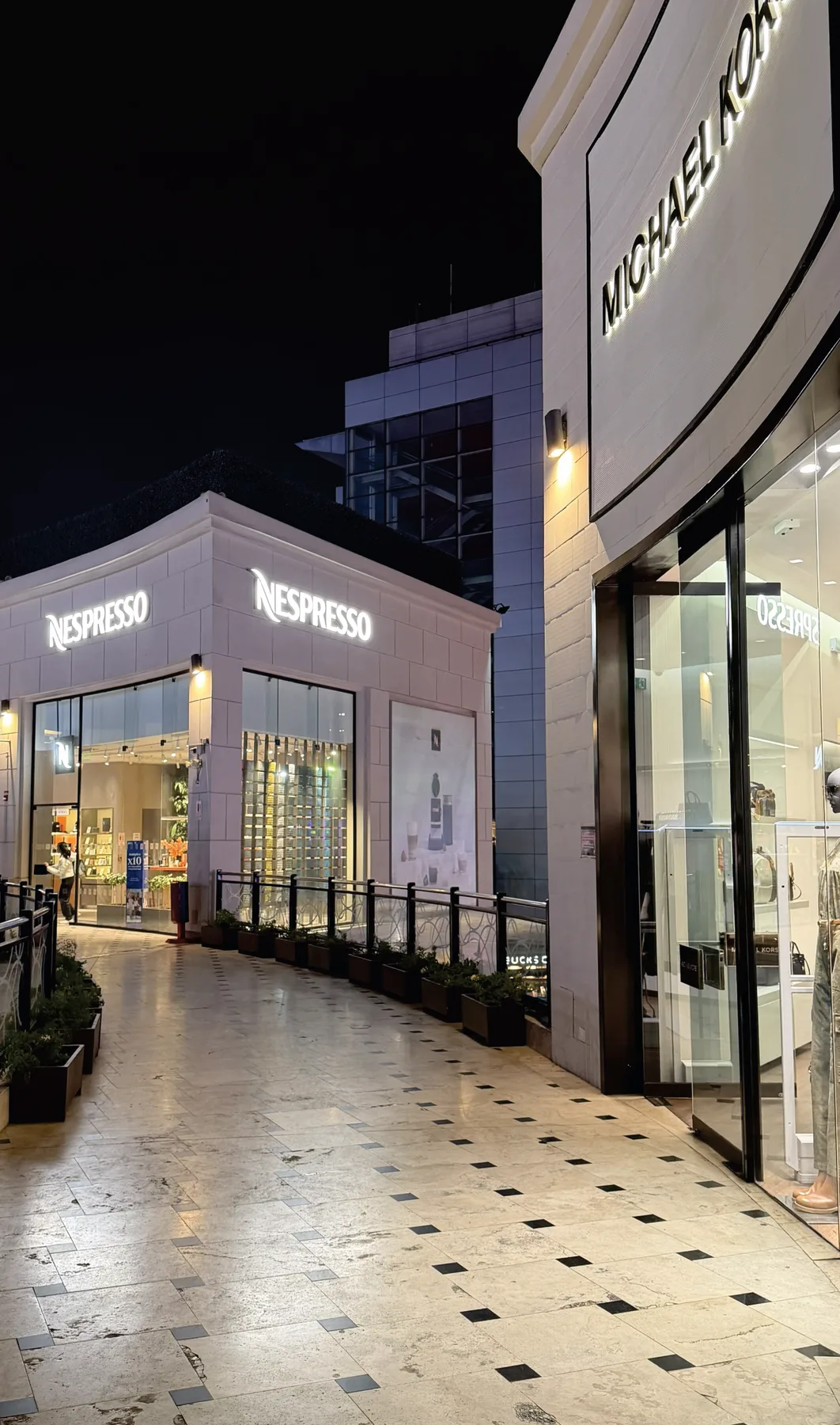 Zona comercial con tiendas Nespresso y Michael Kors