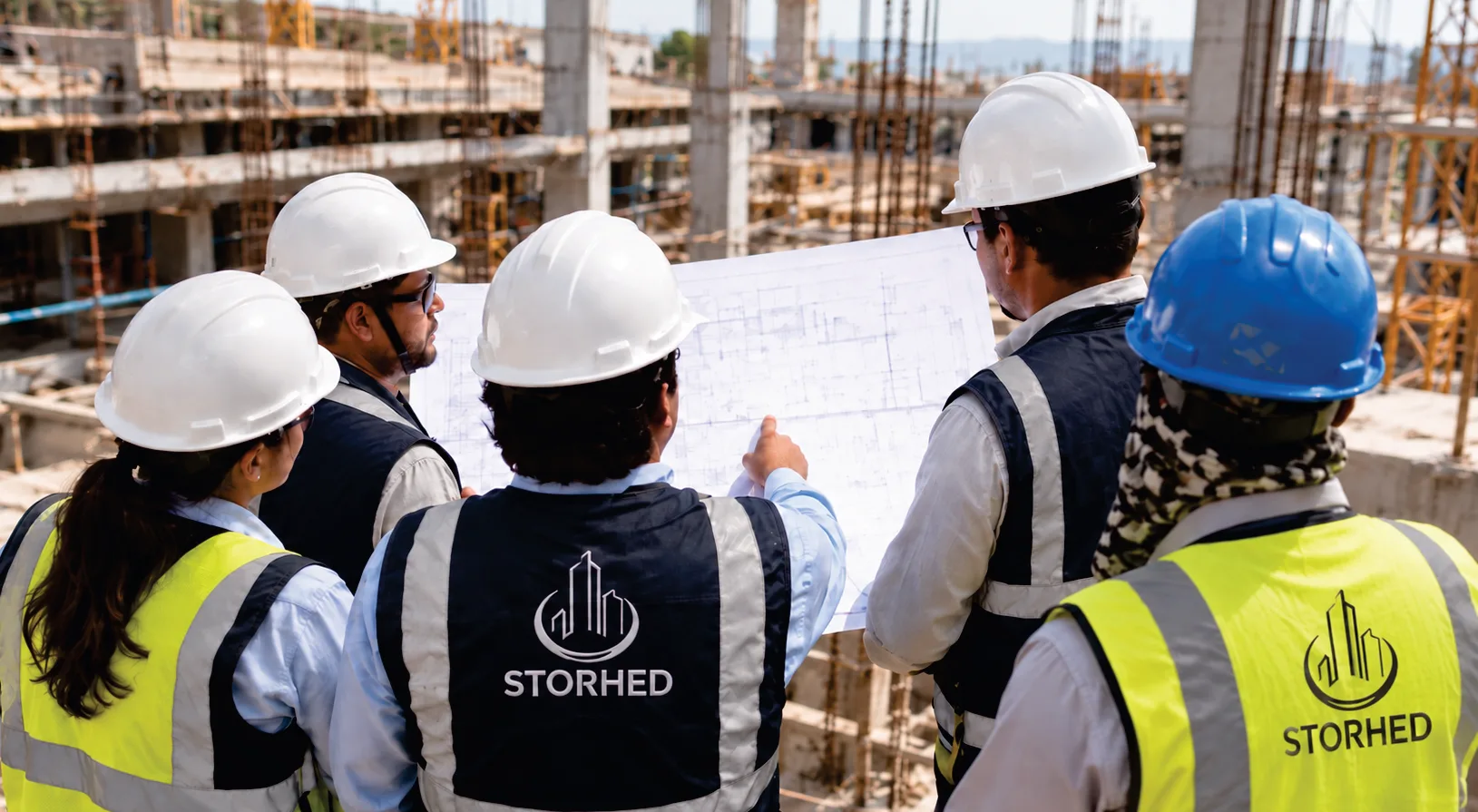 Equipo STORHED revisando planos en obra
